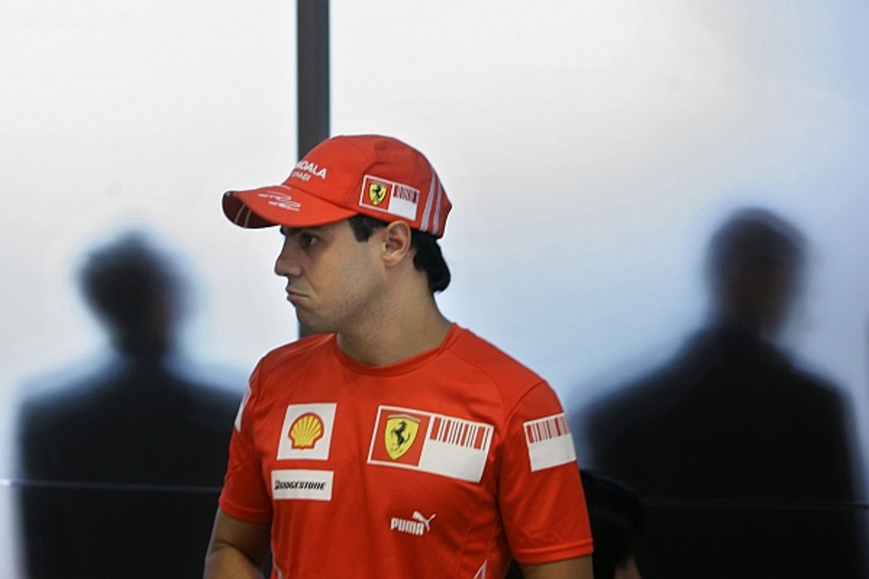 Felipe Massa durante evento em São Paulo: piloto brasileiro tem a torcida especial do paranaense 0Farfus. | Mauricio Lima/AFP