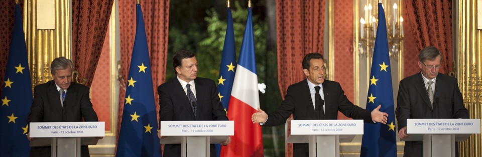 Presidente francês Nicolas Sarkozy (terceiro da esquerda para a direita) e representantes da União Européia, durante reunião de países da zona do euro, em Paris | REUTERS/Philippe Wojazer