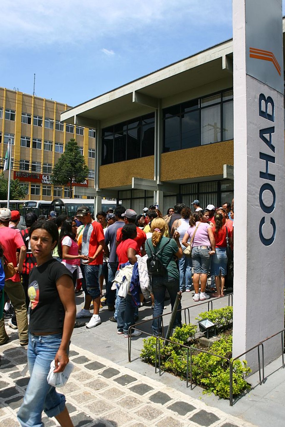 Oitenta dos sem-teto retirados do terreno do Fazendinha foram à Cohab ontem | Priscila Forone/Gazeta do Povo