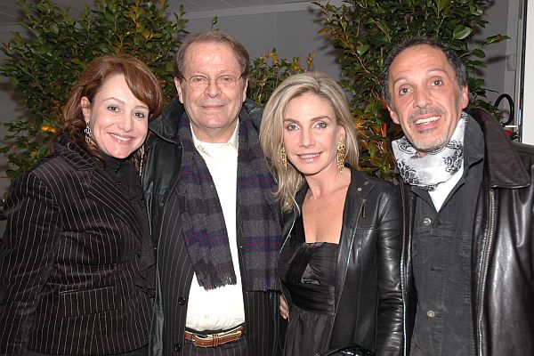 Laurinha Dalcanale (à esq.) e seus sócios na produtora Artelux Cristiane Mocellin e Luiz Miguel Greca comemoram com o ator Carlos Vereza o prêmio de 110 mil reais concedido a Pedro Merege e Beto Carminatti, diretores do longa-metragem Mistéryos, no encerramento do Festival do Paraná de Cinema Brasileiro e Latino | Simone de Almeida