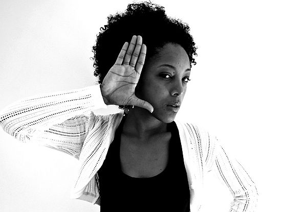 Negra Li diz que gosta de transitar por diferentes estilos musicais para aprender mais | Divulgação