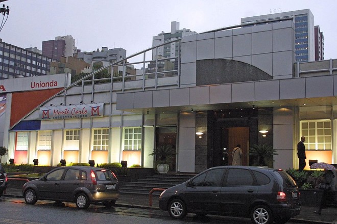 Monte Carlo, último bingo a ser fechado em Curitiba, em 2004: empresa é acusada de ter feito pagamentos em dinheiro para a obtenção de liminares favoráveis às casas de jogos | Ivonaldo Alexandre/Gazeta do Povo