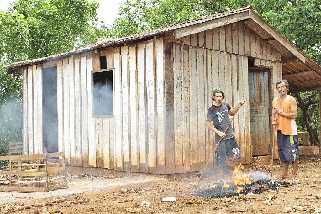 André Vieira, genro do Polaco, e Aparecido Gama queimam objetos que sobraram na chácara onde ocorreu a chacina | César Machado/Vale Press