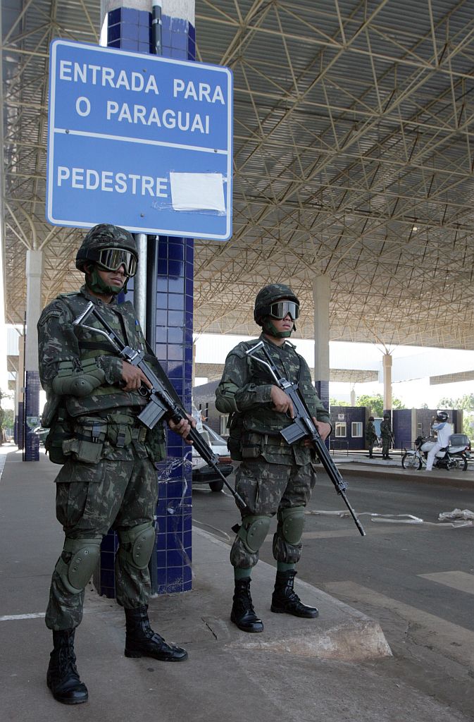 Militares vigiam aduana na Ponte da Amizade, que liga Foz a Ciudad del Este | Christian Rizzi/Gazeta do Povo