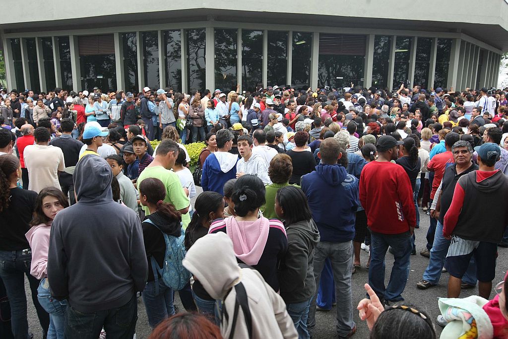 O adeus a Eloá: multidão formou fila do lado de fora do prédio em que ficam as salas de velório. Às 17 horas as portas foram abertas e todos tiveram de passar rapidamente | Evelson de Freitas/AE