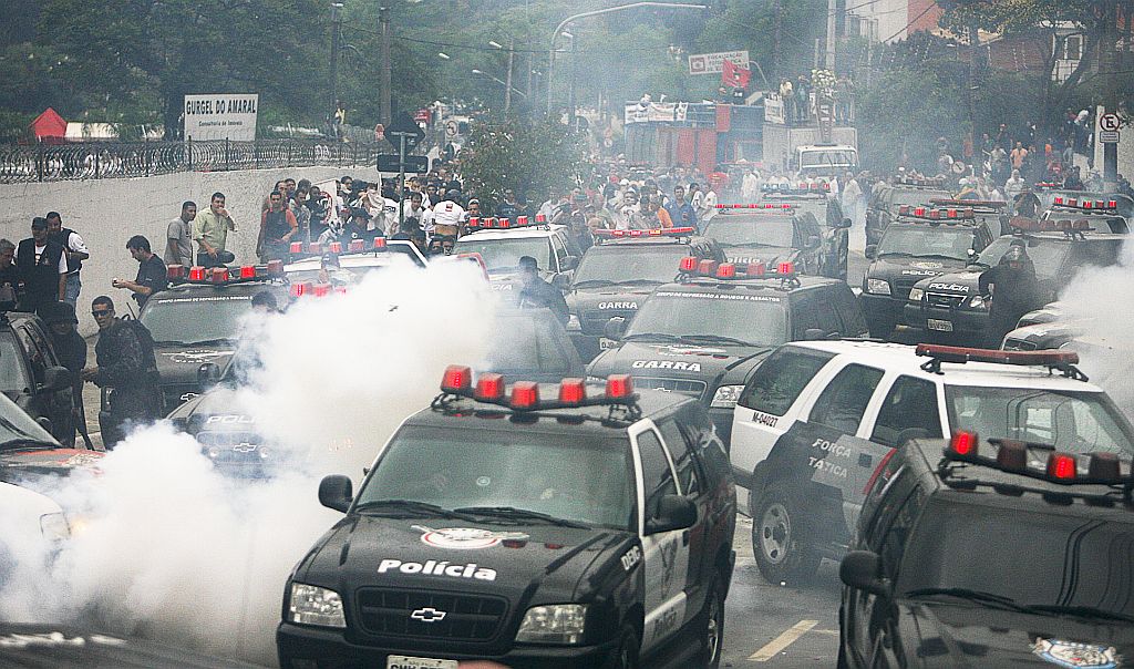 Os policiais militares montaram barreiras para impedir o avanço dos grevistas | Alex Almeida/FolhaPress