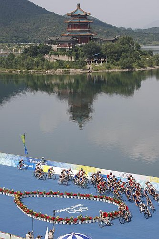 Paisagem não tirou a concentração dos atletas na prova de triathlon |