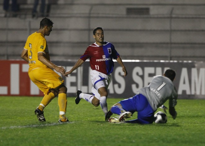 O Paraná começou o jogo pressionando o adversário na Vila | 