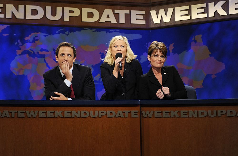 Membros do elenco Amy Poehler (centro) e Seth Meyers (esquerda) durante esquete ao lado da candidata à vice-presidência americana Sarah Palin no programa Saturday Night Live | Reuters/Dana Edelson