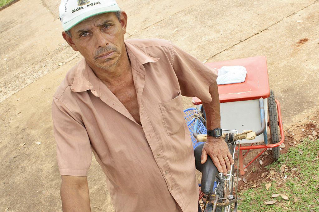 Diogo Martins vende sorvete nas ruas de Guaíra: informalidade | César Machado/Vale Press