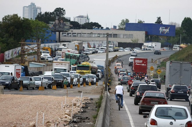 A Rua Salgado Filho foi bloqueada ontem no cruzamento com a Linha Verde: confusão no trânsito da região | Rodolfo Bührer/Gazeta do Povo