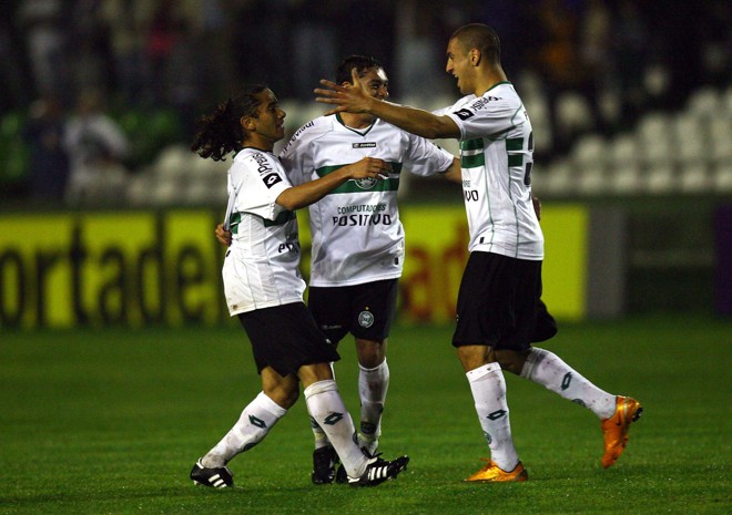 Depois de sair perdendo, o Coxa empatou com gol contra de Índio. Festa do trio de ataque alviverde |