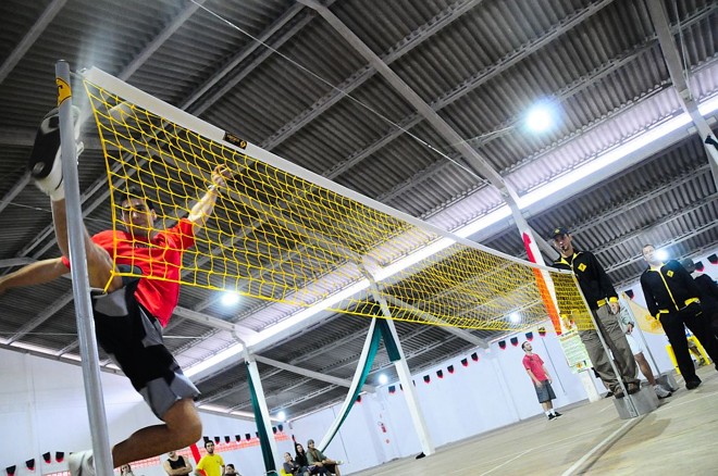 A versão competitiva do footsack, com uma rede separando a quadra e verdadeiros malabarismos para colocar a bola no chão | 