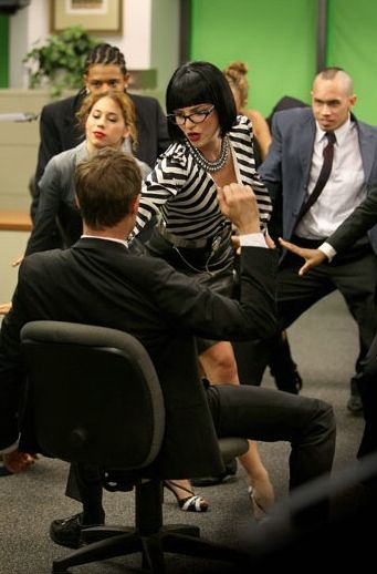 Britney como uma provocante secretária em "Womanizer" | Reprodução/Just Jared