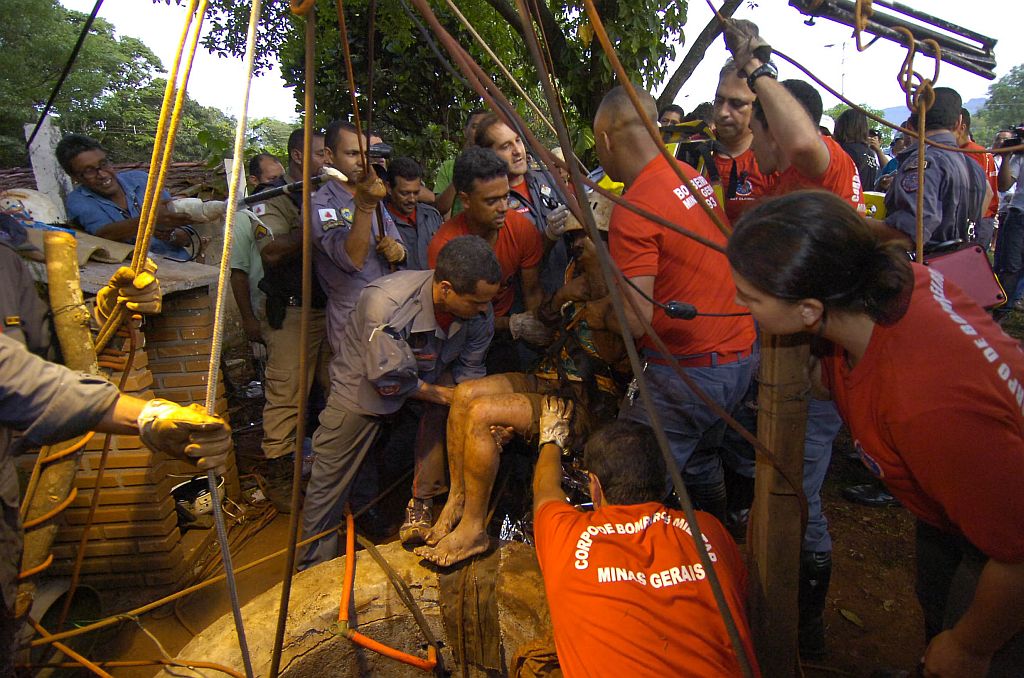Fim do drama: bombeiros resgatam José Francisco da Silva, que estava preso na cisterna desde a manhã de segunda-feira | Jackson Romanelli