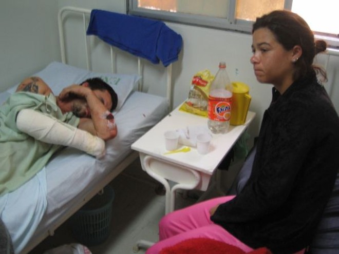 ... teve um braço e três costelas quebrados |