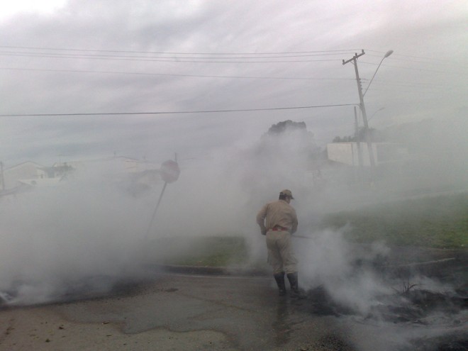 Bombeiro apaga chamas no protesto do Boqueirão desta tarde | 