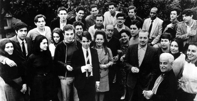 Francis Hime (à esquerda de Nelson Motta, de gravata), cercado pelo primeiro time da MPB na década de 1960 |