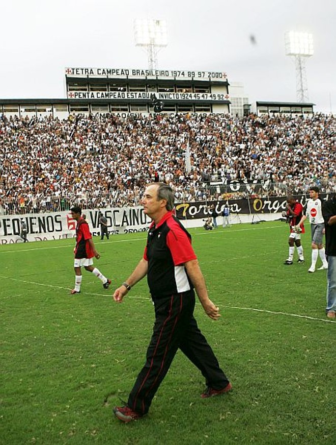 Em 2004, o Atlético de Levir Culpi foi hostilizado na batalha de São Januário. | 