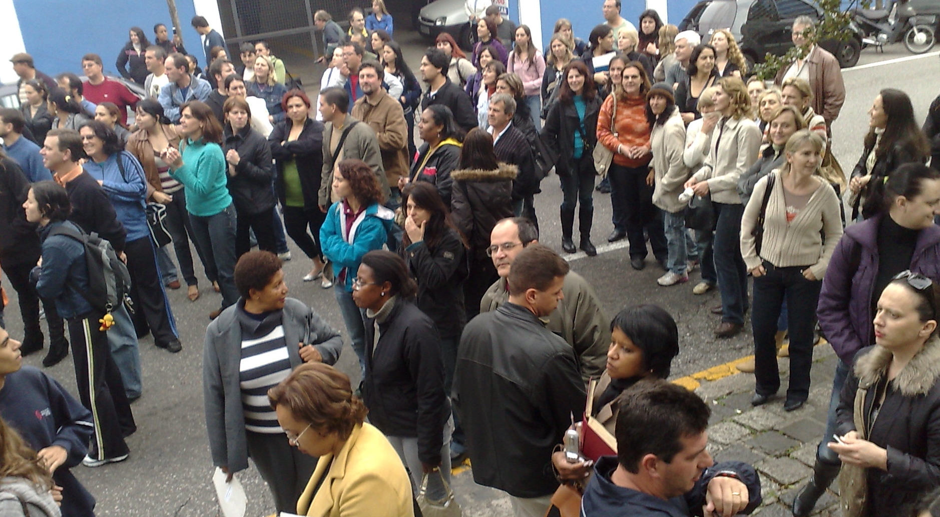 Pofessores bloqueiam rua no Centro de Curitiba para protestar pela demora de atendimento para agendar exames médicos | João Varella/Gazeta do Povo