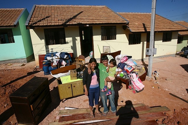 A casa de Daniel- No mês de julho, Daniel Dias Mota, de 21 anos, a mulher e a filha, saíram de um vale miserável na Vila Terra Santa, no Tatuquara, para um conjunto habitacional vizinho, o Laguna. O jovem faz parte do grupo de 25 mil curitibanos beneficiados pelo Programa de Aceleração do Crescimento (PAC). Desafio de agora em diante é o acompanhamento das famílias reassentadas. E não se render ao efeito cosmético do projeto: a cidade tem outros 175 mil sem-teto na fila de espera. | 