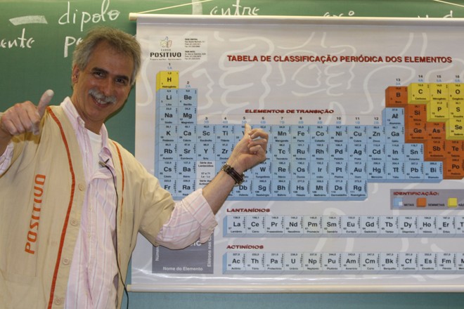A tabela periódica é amiga do aluno, não deve ser decorada e, sim, compreendida. É como um livro que serve de consulta. Ou seja, é perda de tempo memorizá-la se você não sabe como e onde achar seus elementos. Também é preciso trazê-los para o nosso cotidiano. Não basta falar que o hidrogênio está lá no início da tabela e que seu número atômico é 1. É preciso explicar suas características, de que estruturas ele faz parte e como isso se reflete em nossas vidas.
Gilberto de Campos Lavras, o Giba, é professor de Química do Curso Positivo. | Aniele Nascimento/Gazeta do Povo