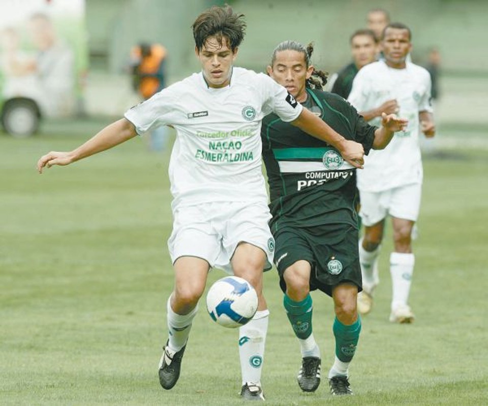 Fahel não deu sossego para Carlinhos Paraíba, que, sem conseguir jogar, acabou substituído no intervalo do jogo de ontem | Fotos: Daniel Castellano/ Gazeta do Povo