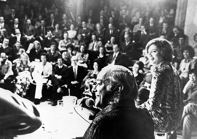Vinícius de Moraes e Marília Medalha no show de inauguração do Teatro Paiol, em dezembro de 1971 |