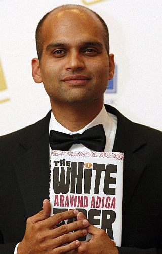 Aravind Adiga exibe exemplar de "The White Tiger" após vencer o Man Booker Prize | Reuters/Alessia Pierdomenico