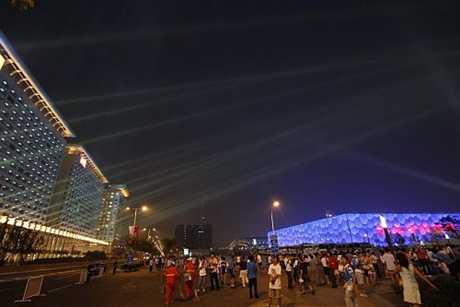 A paisagem noturna ganha beleza com Cubo de Água |
