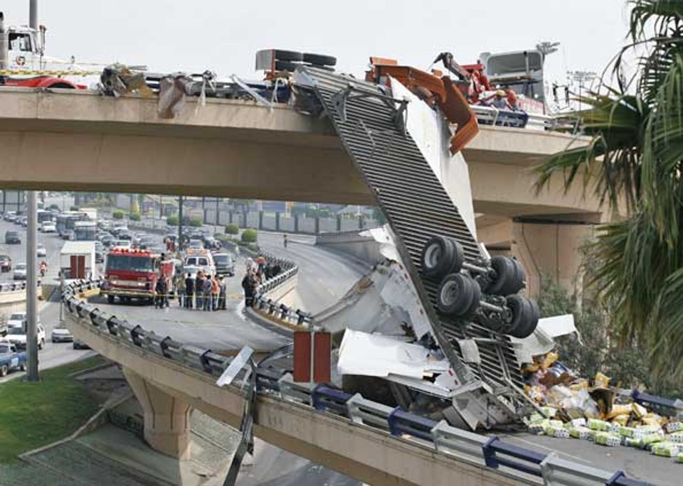 Caminhão caiu em cima de um carro que passava | Reuters