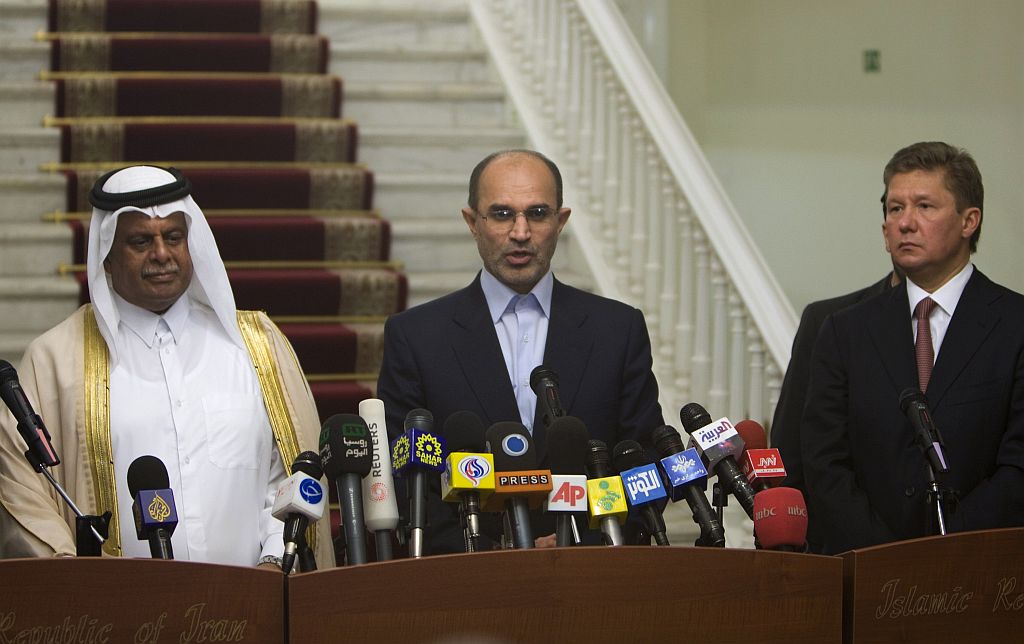 Ministro do petróleo do Irã Gholamhossein Nozari (centro), o ministro do petróleo do Qatar Abdullah al-Attiyah (esq.) e o representante da CEO Alexei Miller participaram de conferência em Teerã | Morteza Nikoubazl / Reuters