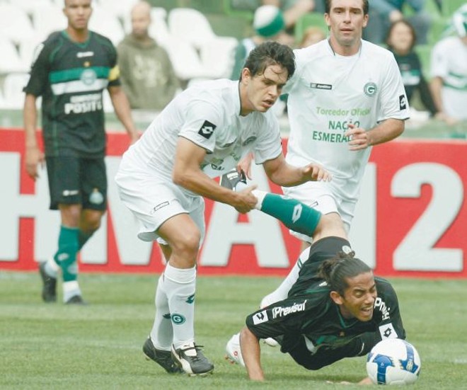 Fahel não deu sossego para Carlinhos Paraíba, que, sem conseguir jogar, acabou substituído no intervalo do jogo de ontem |