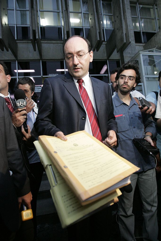 O promotor Folgado deixa o Fórum de Santo André com o inquérito de 186 páginas concluído ontem pela polícia | Robson Fernandes/AE