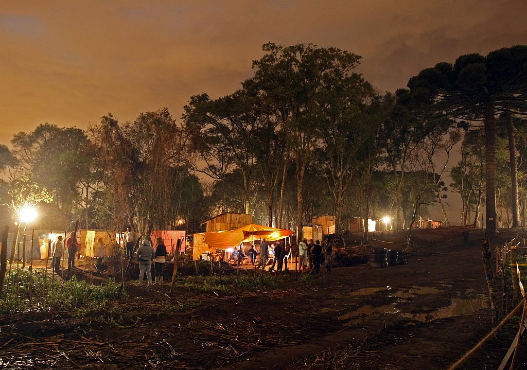 Na área de 170 mil metros quadrados no Fazendinha, a luz das ligações irregulares ficou acesa durante toda a noite: tensão | Fotos: Albari Rosa/Gazeta do Povo
