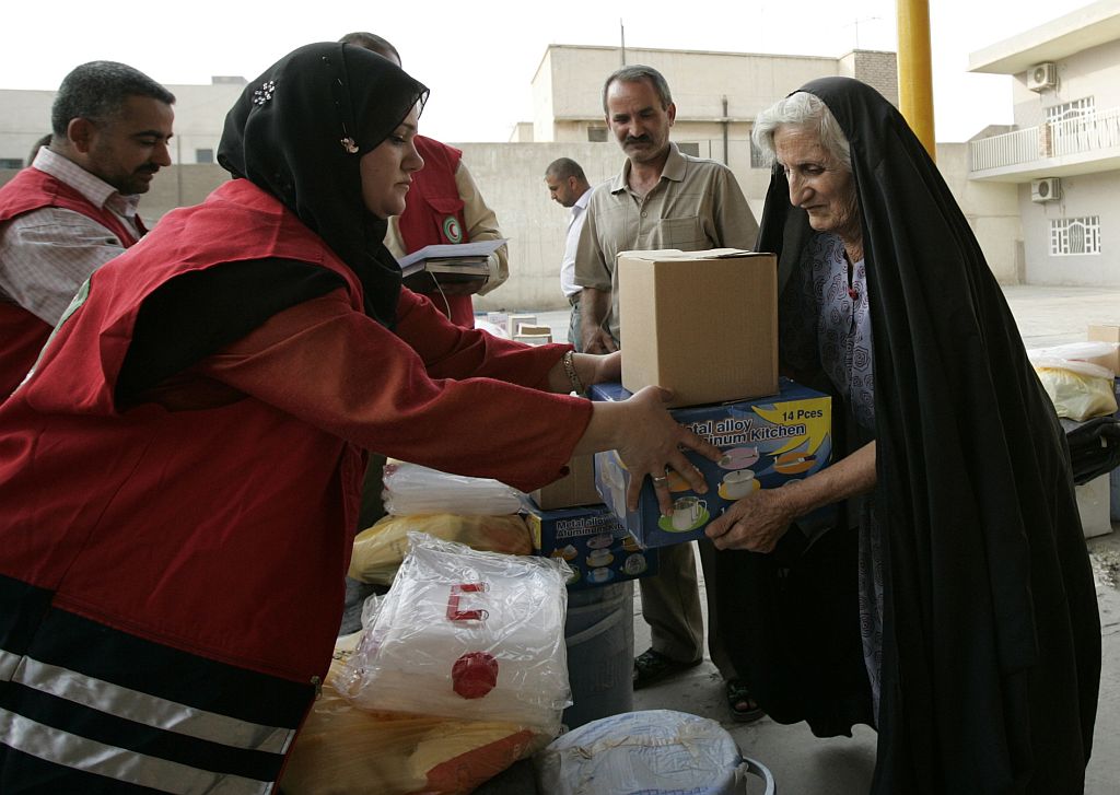 Cristãos expulsos de Mossul por ameaças e ataques de extremistas islâmicos recebem ajuda humanitária do alto Comissariado da ONU | Mohammed Ameen / Reuters