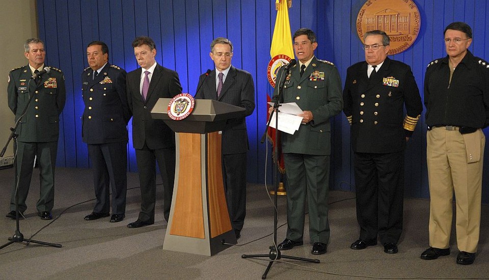 Uribe (centro) juntamente com ministros e comandantes do Exército destitui militares: maior expurgo das Forças Armadas colombianas | Miguel Solano / Reuters