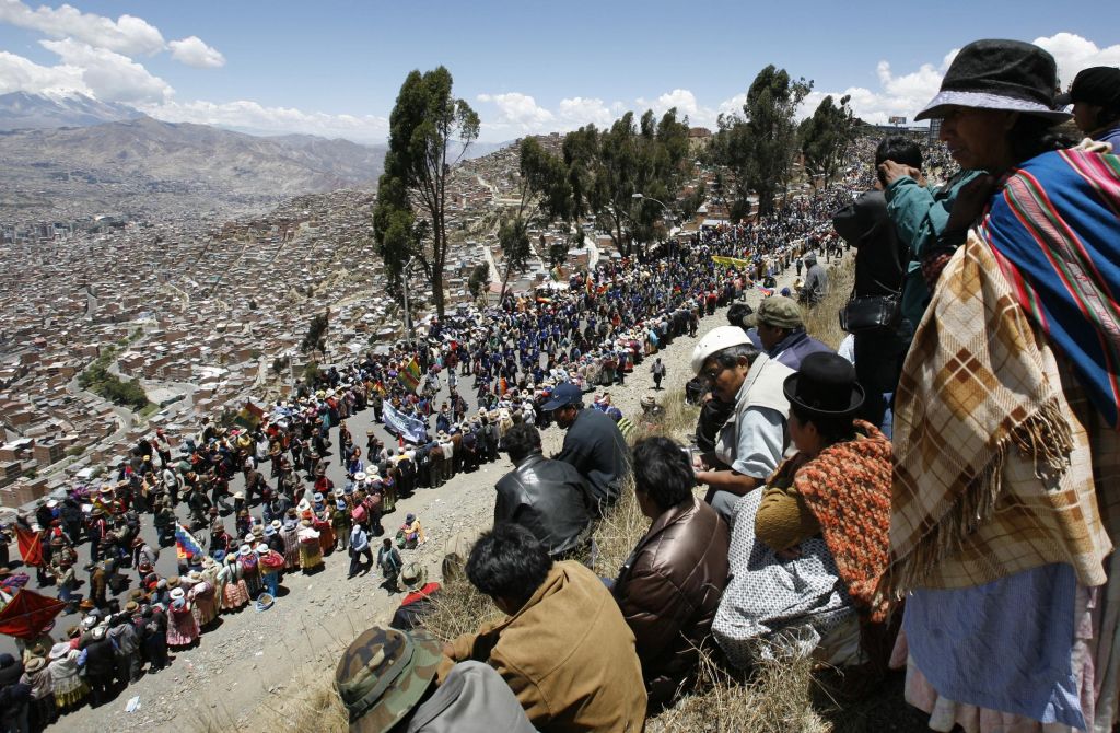 Moradores de El Alto observam manifestantes marchando em direção à La Paz, após sete dias de longa caminhada | David Mercado / Reuters