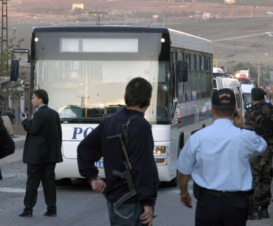 Militares monitoram rua de subúrbio: ônibus policial foi alvejado por tiros | Stringer / Reuters
