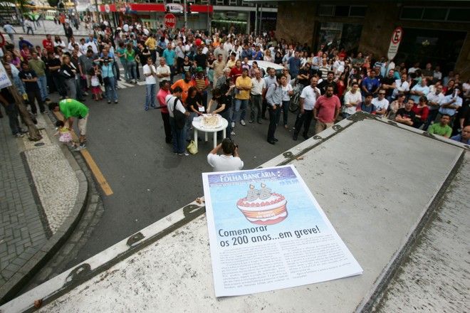 Bancários do Banco do Brasil realizam uma manifestação com bolo em frente à agencia da Praça Tiradentes | Daniel Castellano - Gazeta do Povo