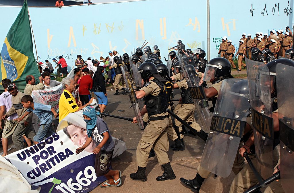 No momento em que a Polícia Militar avançou para cima dos sem-teto, eles se dispersaram. Foram 20 minutos de confronto | Fotos Albari Rosa/Gazeta do Povo