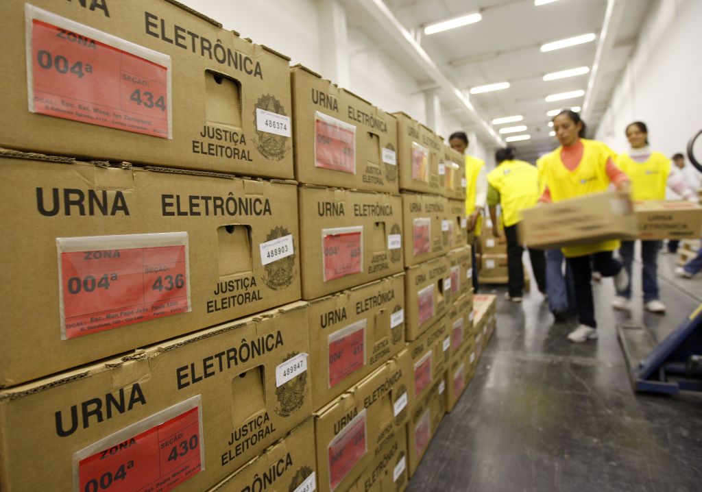 Funcionários do TRE-PR encaixotam as urnas: no Paraná, serão usadas 24 mil unidades | Valterci Santos/Gazeta do Povo