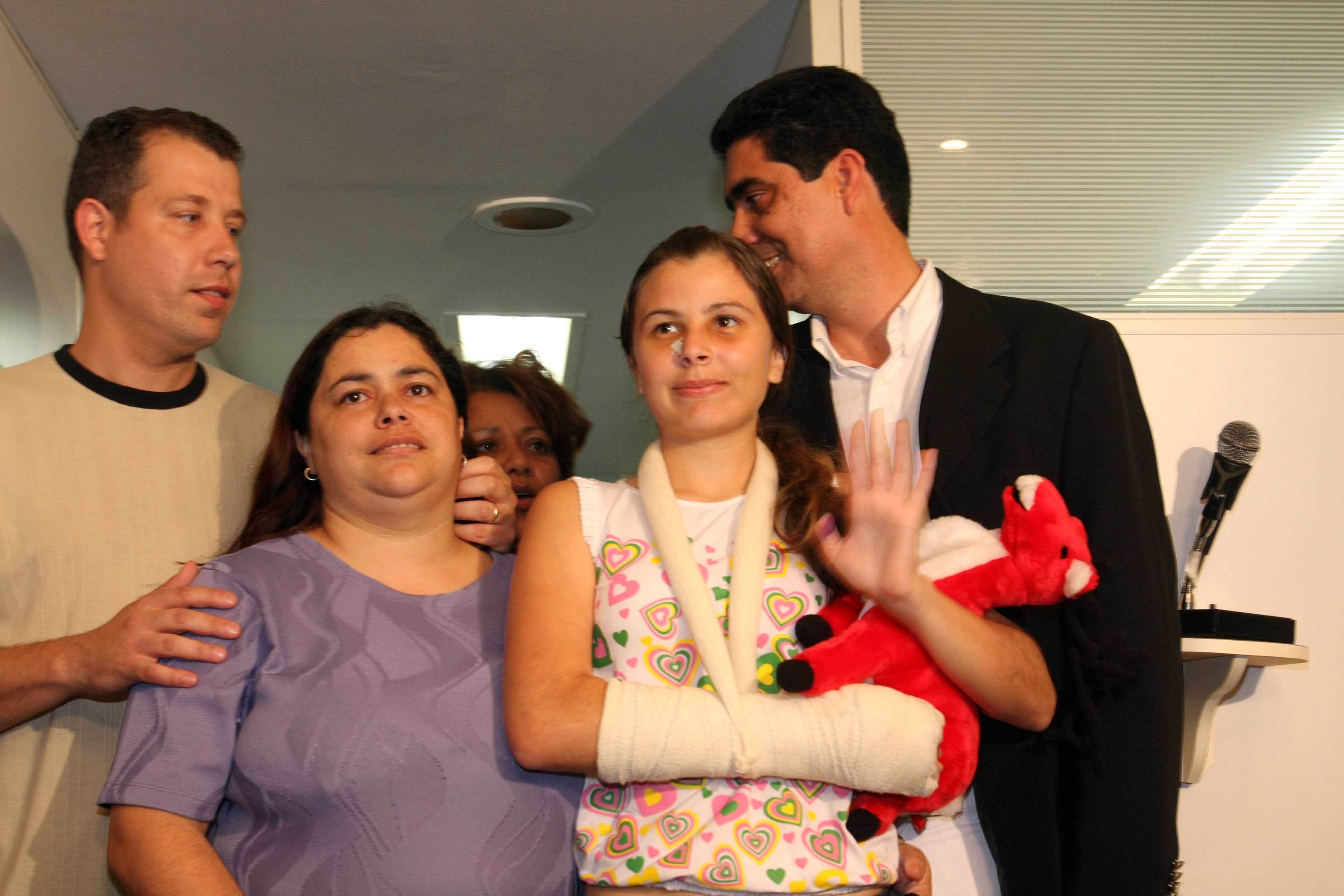 Nayara recebeu alta ontem e saiu do hospital acompanhada pelos pais | Éder Medeiros/Folhapress