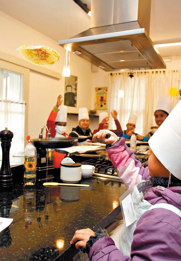 Aula de culinária da Apacn e Espaço Gourmet: presente inusitado na Semana da Criança | Daniel Derevecki/Gazeta do Povo