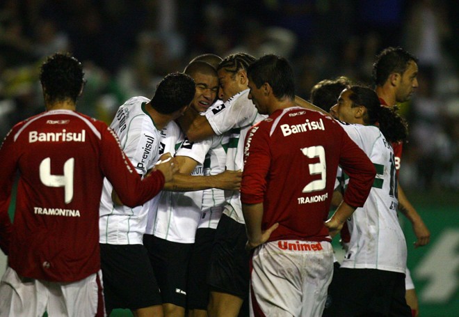 Maurício fez um gol contra na etapa inicial, mas se redimiu com gol a favor no final |