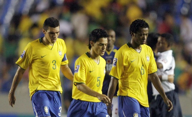 Jogadores deixaram o gramado do Maracanã abatidos pelo empate com a Colômbia. Torcida vaiou desempenho da seleção | 