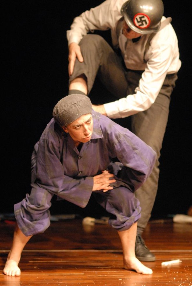 A peça retrata a história do pai da autora nos campos de concentração nazistas | 