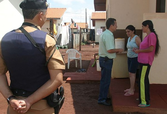 Nas ruas, a visita aos eleitores é acompanhada por um policial militar | 