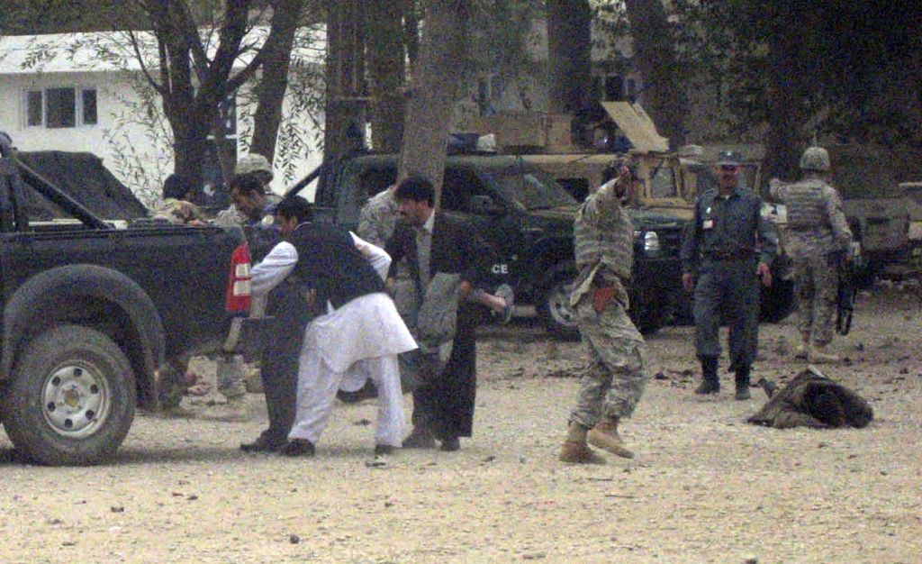 Imagem mostra militares socorrendo vítimas, minutos após a explosão provocada por um homem-bomba | Wahdat / Reuters