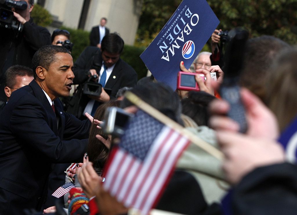 Campanha de Obama está recebendo diversos apoios na reta final de campanha. Democrata fez comício, nesta quinta, em Indianápolis, antes da viagem para o Havaí | Jim Young / Reuters